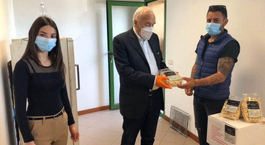 Donazione allo Smart dell'Azienda I Due Soli per le famiglie in difficoltà Donazione allo Smart dell'Azienda I Due Soli per le famiglie in difficoltà