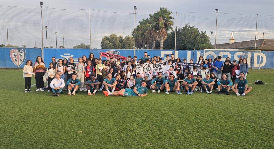 Ambiente - Gli studenti della Alagon a scuola di rispetto e premio speciale con i giocatori del Cagliari Ambiente - Gli studenti della Alagon a scuola di rispetto e premio speciale con i giocatori del Cagliari