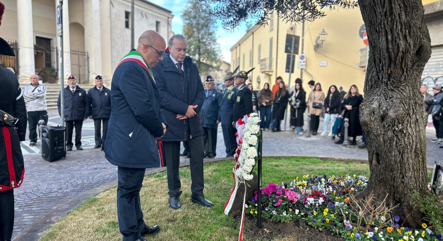 Il Sindaco Massimiliano Sanna e il Prefetto di Oristano Salvatore Angieri davanti all'Ulivo in piazza Eleonora Il Sindaco Massimiliano Sanna e il Prefetto di Oristano Salvatore Angieri davanti all'Ulivo in piazza Eleonora