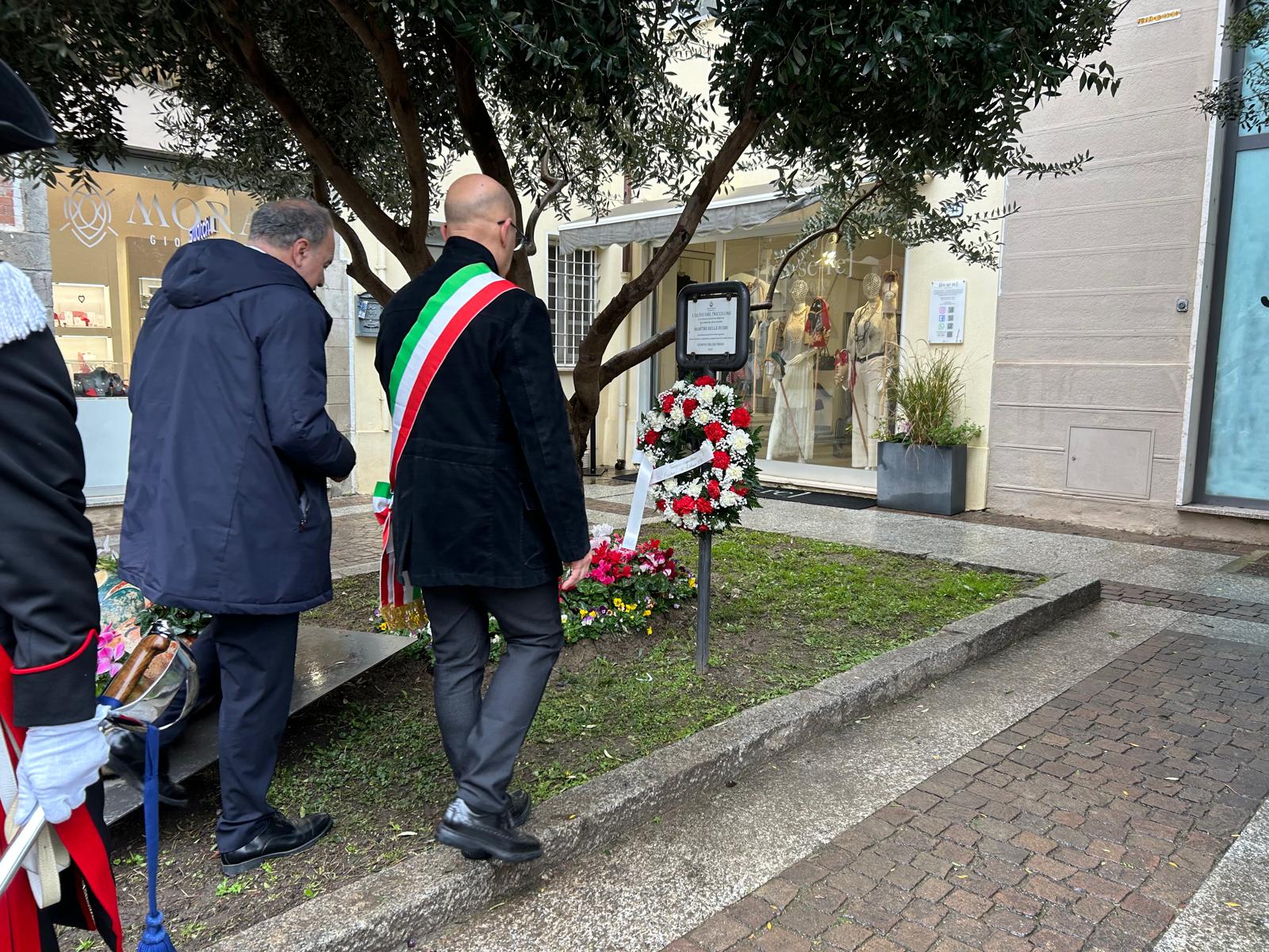 Giorno del ricordo - Il Prefetto Angieri e il Sindaco Sanna davanti all'Ulivo che commemora la tragedia delle Foibe