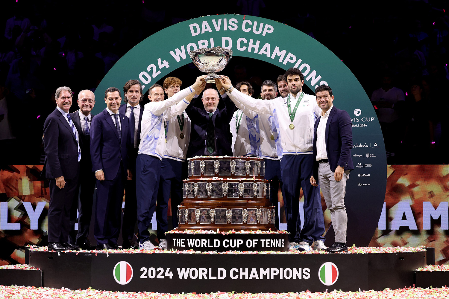 Gli azzurri con la Coppa Davis