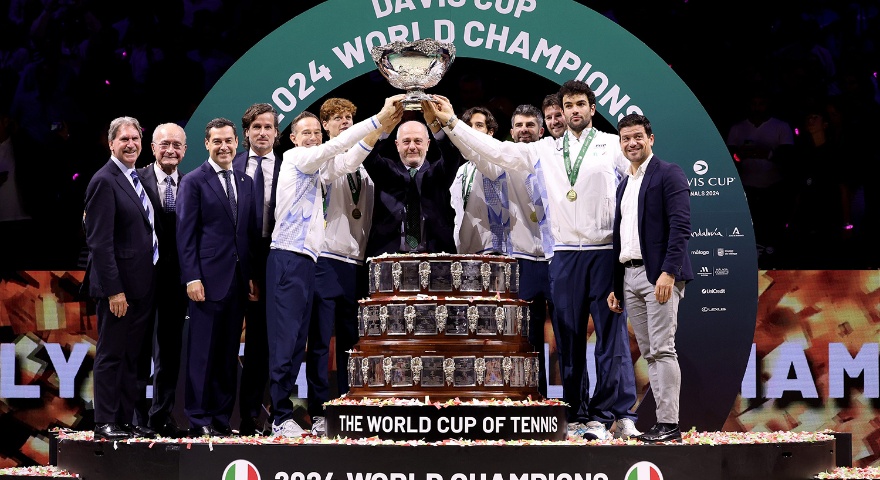 Gli azzurri con la Coppa Davis Gli azzurri con la Coppa Davis