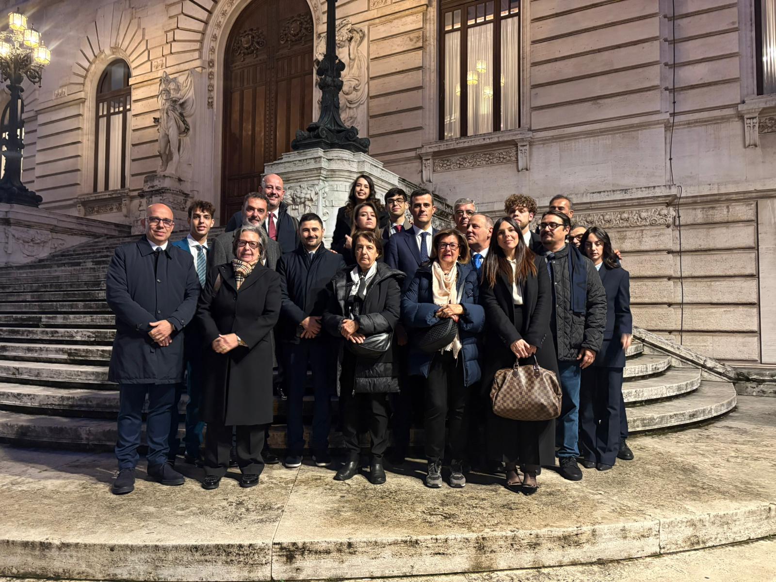 I familiari di Pietro Riccio, il sindaco Sanna, il presidente della provincia Pireddu e gli onorevoli Mura e Pittalis