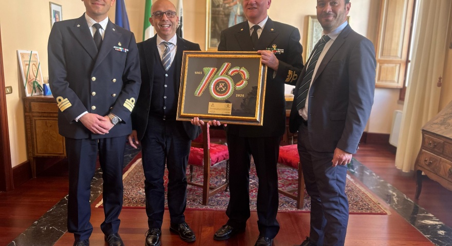 Il Capitano Chirizzi, il Sindaco Sanna, il Contrammiraglio Stella e il Presidente della Fondazione Oristano Cuccu Il Capitano Chirizzi, il Sindaco Sanna, il Contrammiraglio Stella e il Presidente della Fondazione Oristano Cuccu