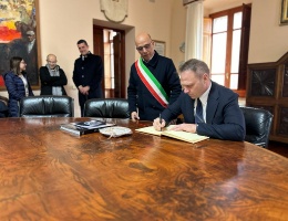 Il Ministro Lollobrigida firma il libro degli ospiti d'onore del Comune di Oristano