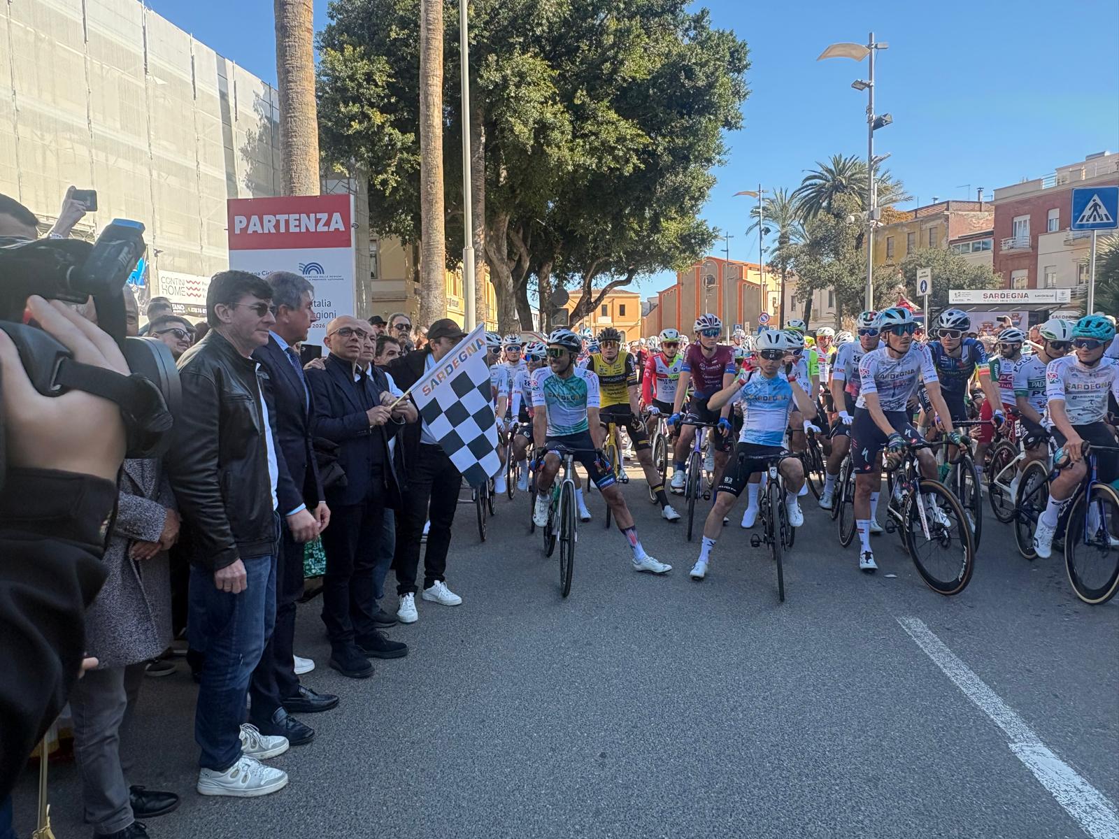 Il Sindaco Sanna dà il via alla partenza da Oristano del Giro di Sardegna