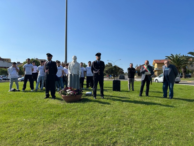 La cerimonia davanti al monumento per le vittime dell'amianto La cerimonia davanti al monumento per le vittime dell'amianto