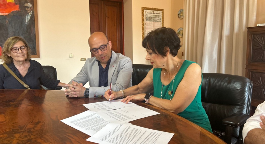 Il Sindaco Sanna e la Presidente Anna Maria Marroccu firmano la Carta etica  Il Sindaco Sanna e la Presidente Anna Maria Marroccu firmano la Carta etica