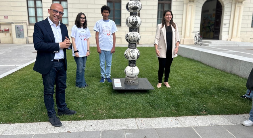 Il Sindaco Sanna, l'Assessore de Seneen e due studenti davanti all'installazione dedicata a Eleonora d'Arborea Il Sindaco Sanna, l'Assessore de Seneen e due studenti davanti all'installazione dedicata a Eleonora d'Arborea