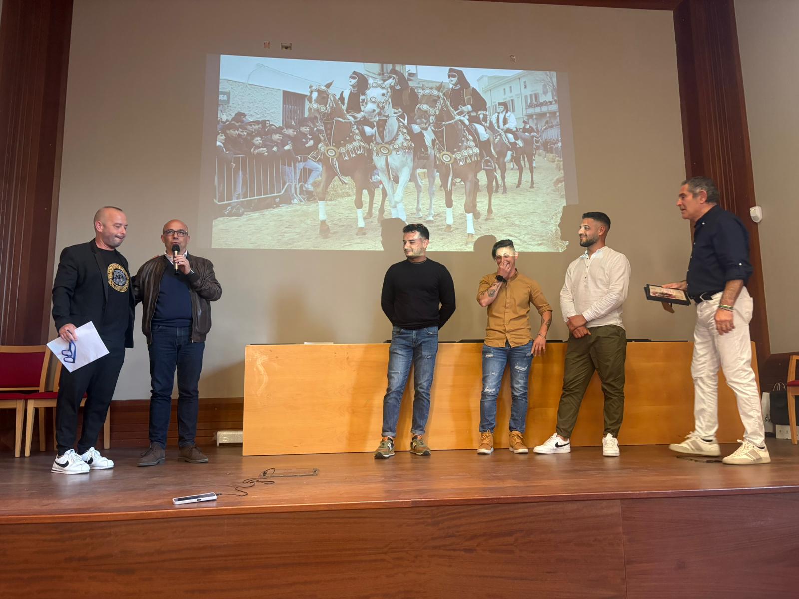 Il Sindaco Sanna premia sul palco dell'Hospitalis Sancti Antoni