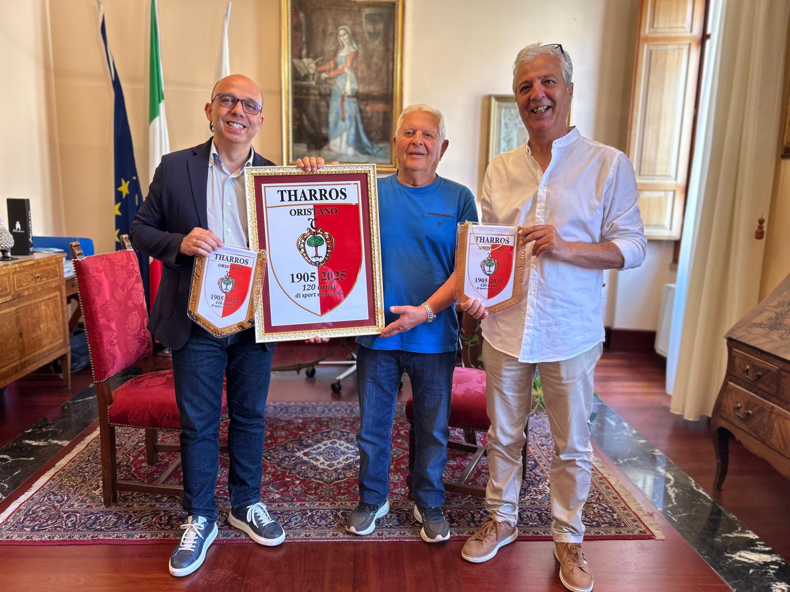Il dirigente storico della Tharros, Bruno Corona, ha donato al Sindaco e all’Assessore allo sport un quadro celebrativo dei 120 anni della società biancorossa