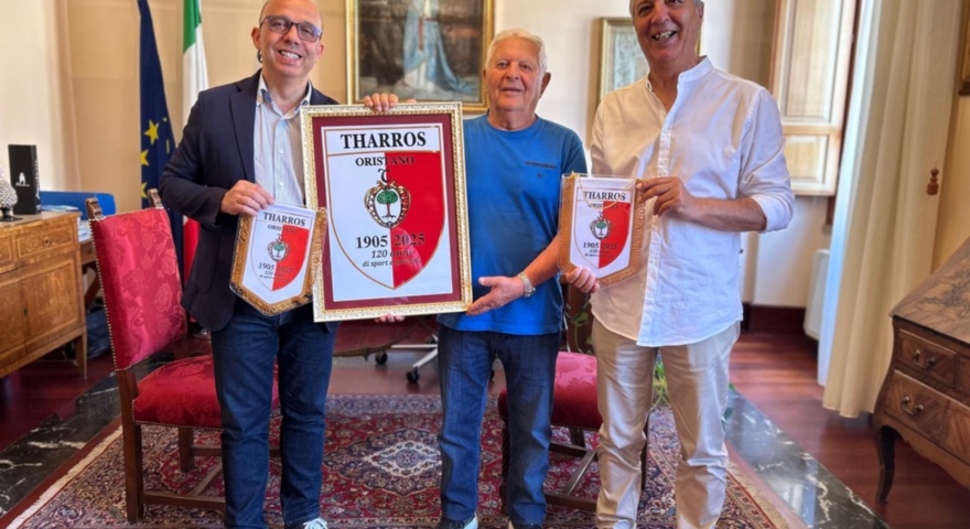 Il dirigente storico della Tharros, Bruno Corona, ha donato al Sindaco e all’Assessore allo sport un quadro celebrativo dei 120 anni della società biancorossa Il dirigente storico della Tharros, Bruno Corona, ha donato al Sindaco e all’Assessore allo sport un quadro celebrativo dei 120 anni della società biancorossa