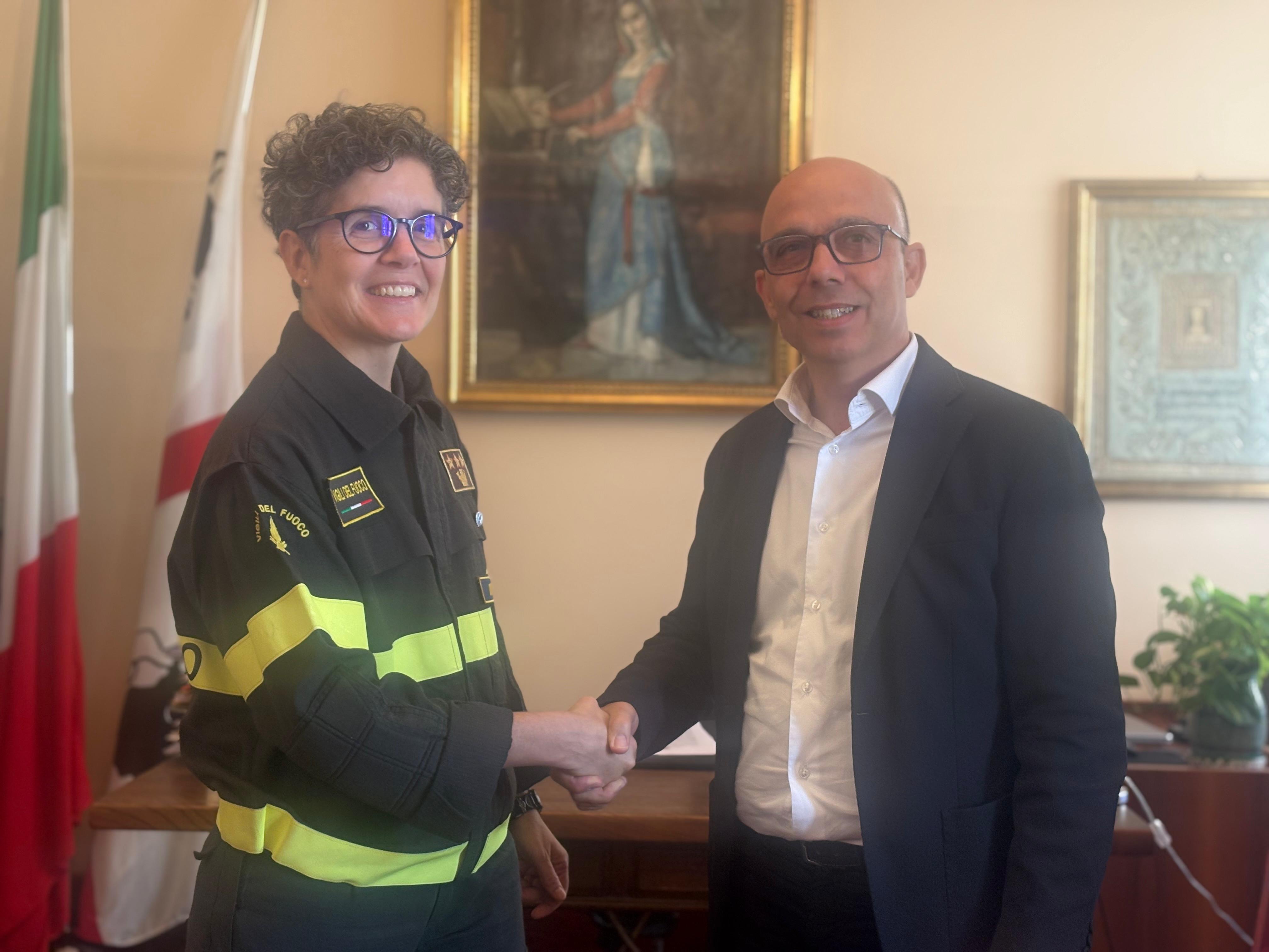 Il nuovo comandante dei Vigili del fuoco e il Sindaco Sanna