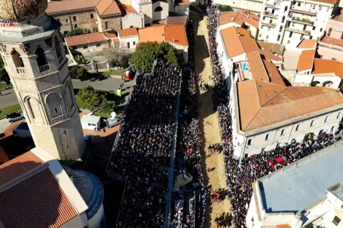 Il pubblico della Sartiglia in via Duomo