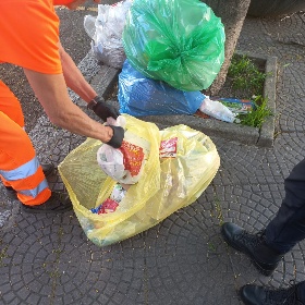 Ispezione nei sacchi dei rifiuti abbandonati Ispezione nei sacchi dei rifiuti abbandonati
