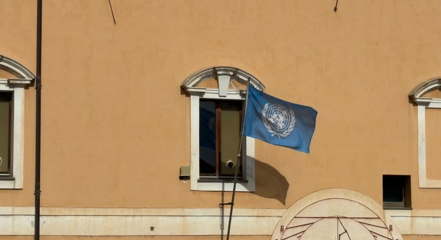 La bandiera dell'ONU sventola in piazza Eleonora La bandiera dell'ONU sventola in piazza Eleonora
