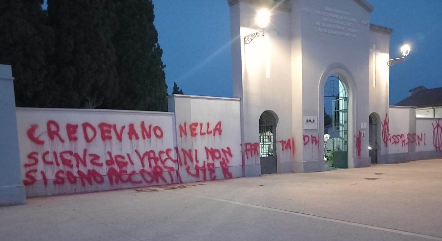 La facciata del cimitero San Pietro imbrattata da scritte no vax La facciata del cimitero San Pietro imbrattata da scritte no vax
