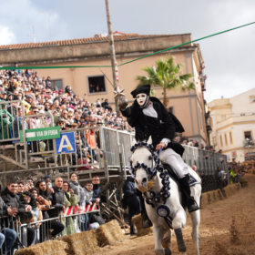 La seconda stella della Sartiglia dei contadini è di Claudio Tuveri e arriva alla decima discesa in via Duomo La seconda stella della Sartiglia dei contadini è di Claudio Tuveri e arriva alla decima discesa in via Duomo