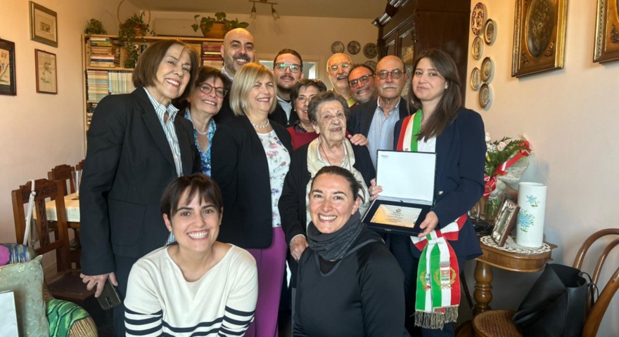 Maddalena Falchi festeggia i 100 anni con la famiglia Maddalena Falchi festeggia i 100 anni con la famiglia