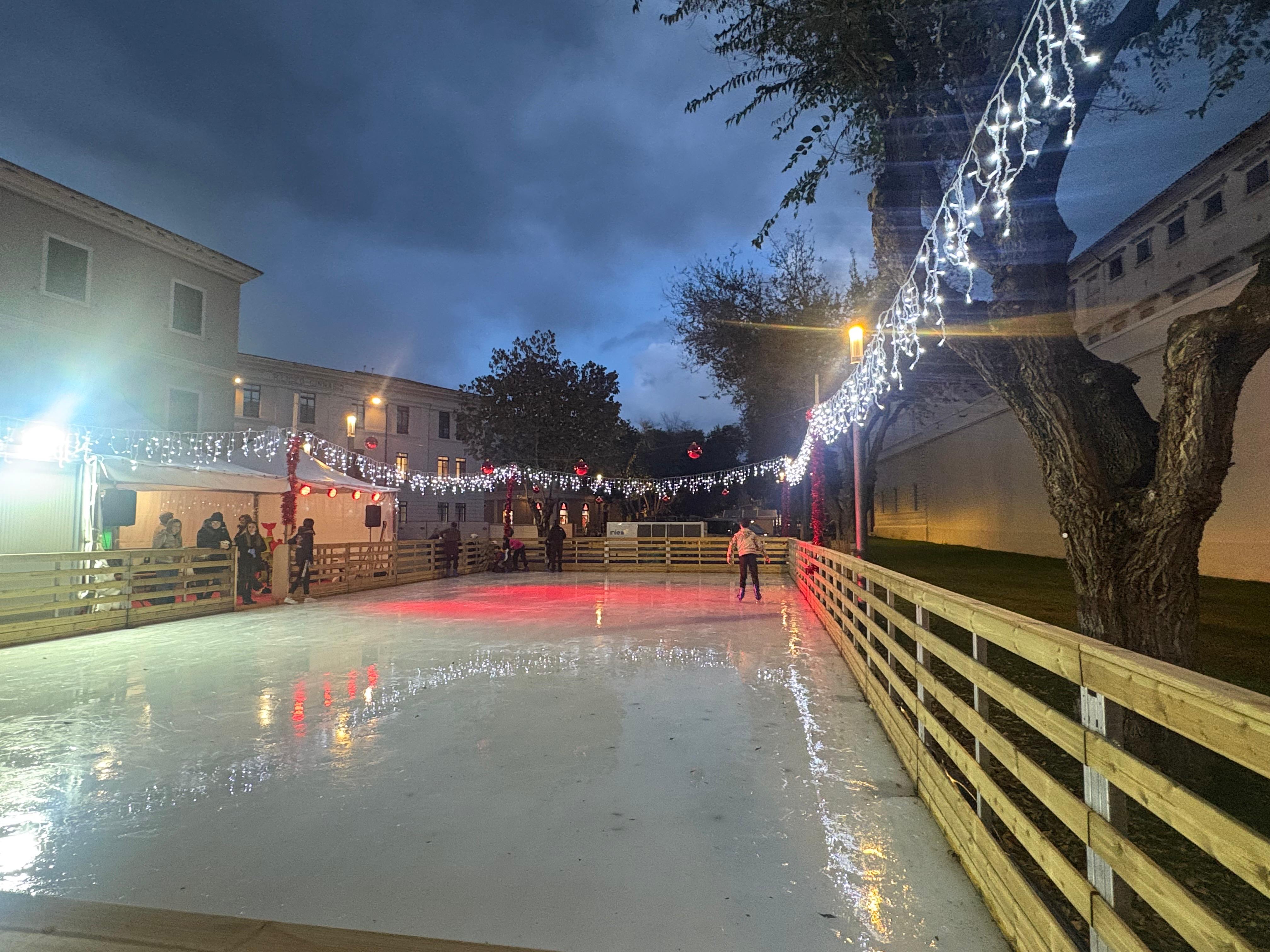 La pista di pattinaggio di piazza Manno