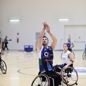 Un'azione di gioco tra Cantù e Giulianova - Foto Gigi Atzori Un'azione di gioco tra Cantù e Giulianova - Foto Gigi Atzori