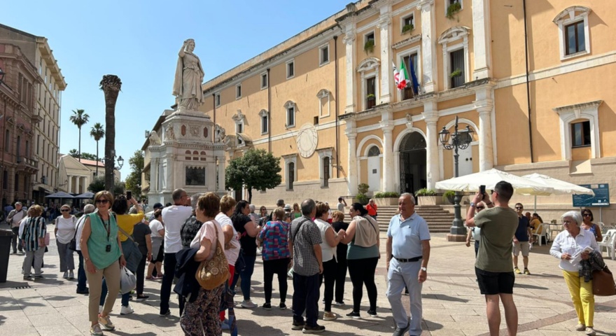 crocieristi in piazza eleonora crocieristi in piazza eleonora