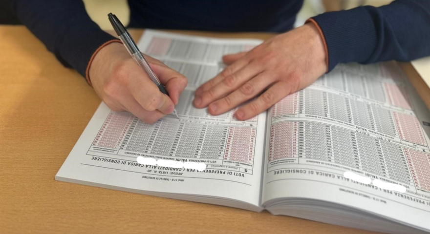 Scrutatore al seggio elettorale Scrutatore al seggio elettorale