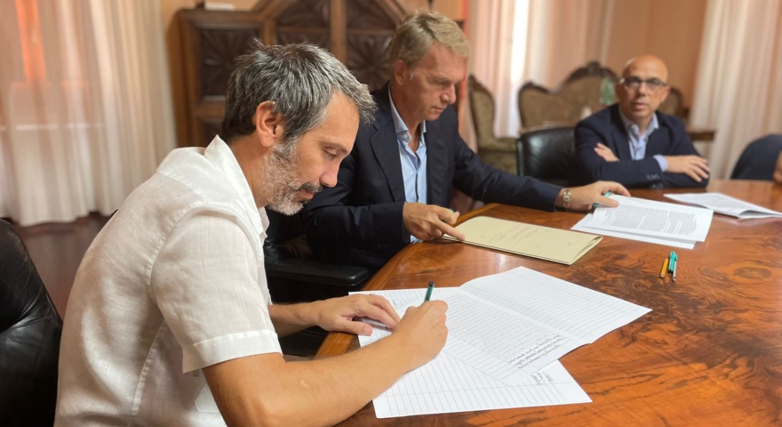 il presidente della fondazione oristano francesco deriu sottoscrive il nuovo statuto davanti al notaio mulas pellerano e al sindaco sanna il presidente della fondazione oristano francesco deriu sottoscrive il nuovo statuto davanti al notaio mulas pellerano e al sindaco sanna