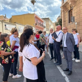 il sindaco sanna con un gruppo di crocieristi nel centro storico il sindaco sanna con un gruppo di crocieristi nel centro storico