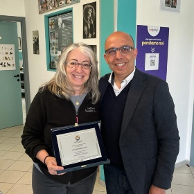 Il Sindaco Sanna consegna la targa a Monica Pais, figlia della signora Egle Il Sindaco Sanna consegna la targa a Monica Pais, figlia della signora Egle