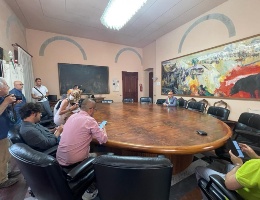 il sindaco sanna nella sala giunta durante l'incontro con i giornalisti 