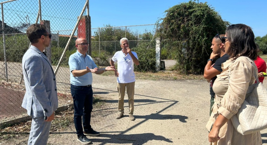 il sopralluogo del sindaco sanna e degli assesori franceschie prevete nell'area sportiva di torangius il sopralluogo del sindaco sanna e degli assesori franceschie prevete nell'area sportiva di torangius