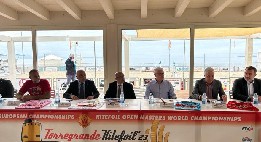 la conferenza stampa di presentazione del campionato mondiale masters di kitefoil e del campionato europeo giovanile formula kite la conferenza stampa di presentazione del campionato mondiale masters di kitefoil e del campionato europeo giovanile formula kite