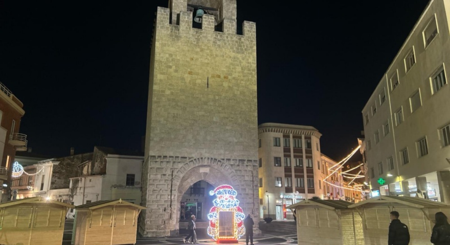 Natale - Oristano si anima con luminarie, mercatino, alberi illuminati a led e un grande Babbo Natale Natale - Oristano si anima con luminarie, mercatino, alberi illuminati a led e un grande Babbo Natale