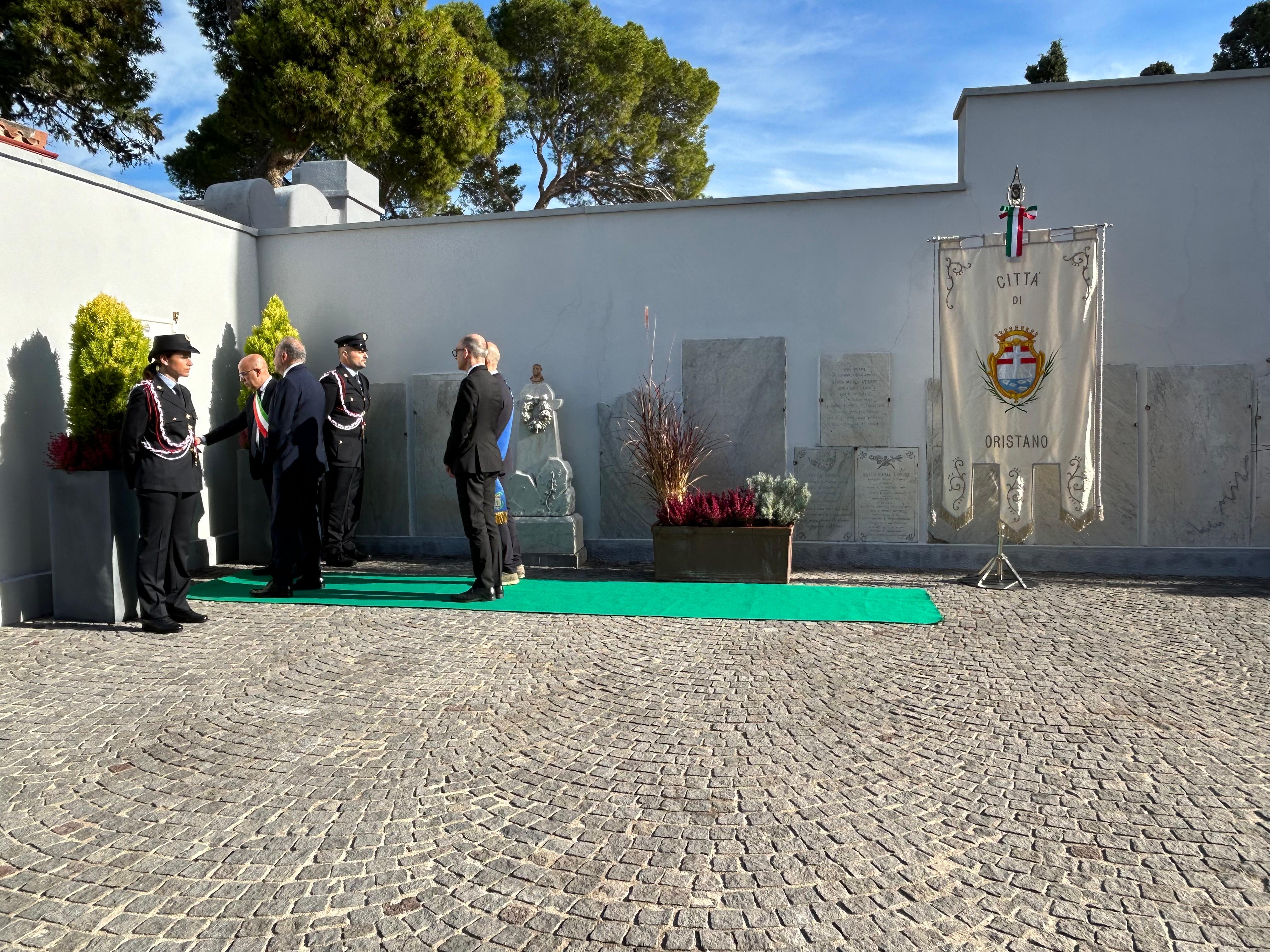 L'omaggio delle autorità ai sindaci defunti